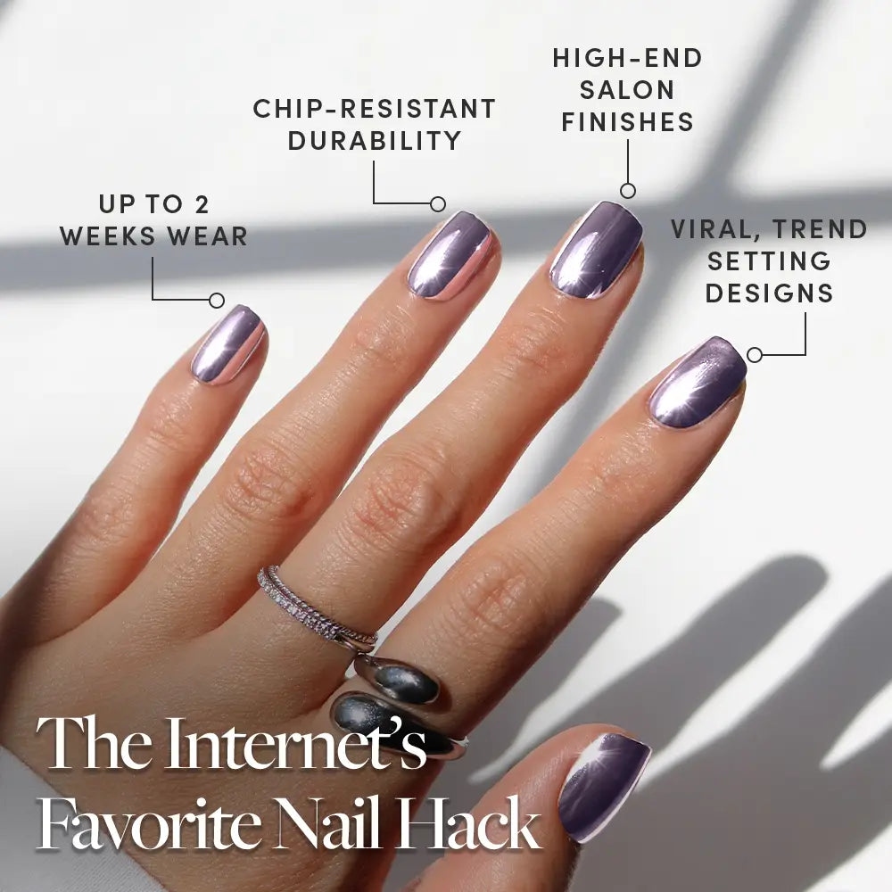 Acero lila - A hand with shiny, mauve-toned “Lilac Steel” Press-On Nails by glamnetic is shown, featuring a trendy Super Short Square shape. Text highlights features such as chip resistance, salon-quality finish, Metallic Chrome designs, and up to two weeks of wear. Rings on two fingers perfectly complement these easy-to-apply Press-On Nails.