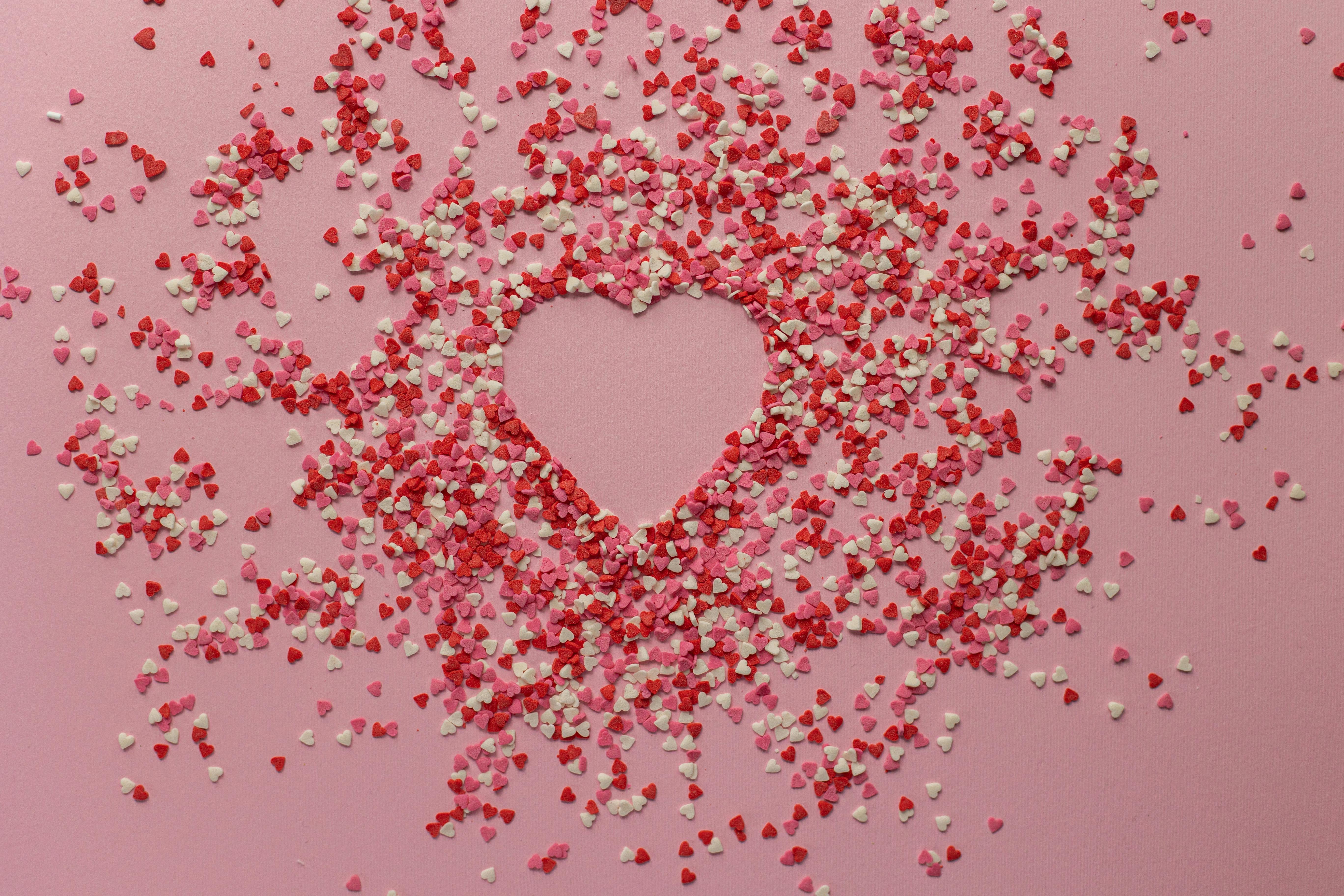 Valentine's Day Romance at Your Fingertips: Heart-Themed Press-On Nails
