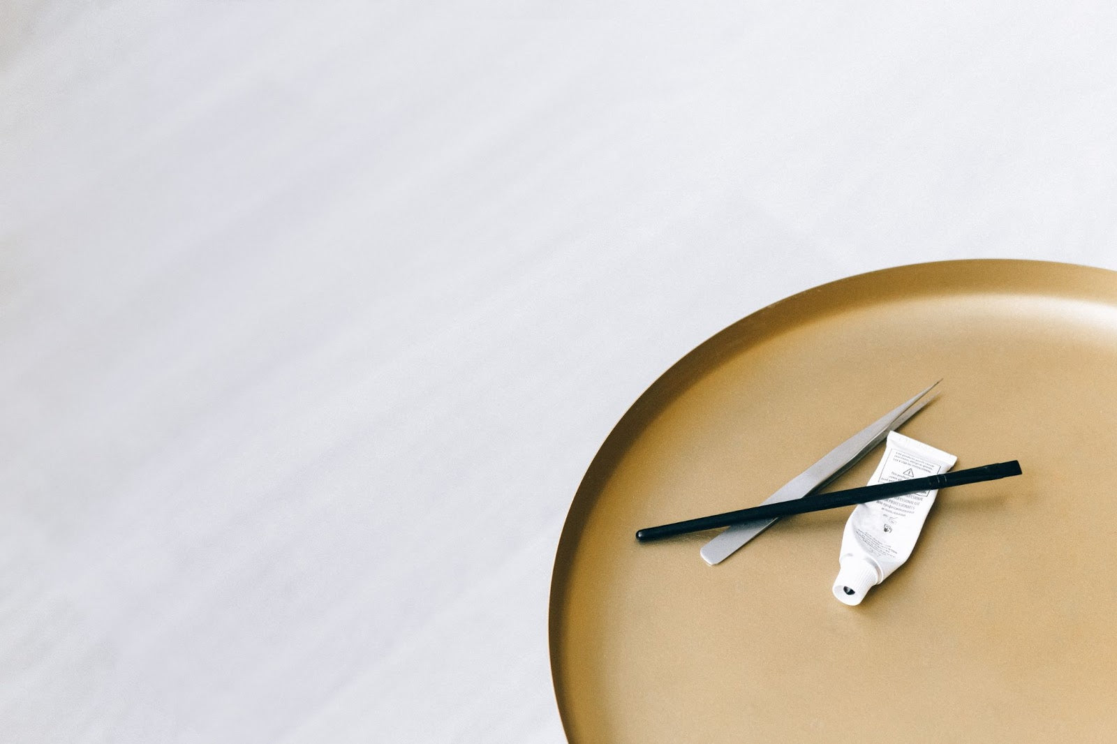 How to Put on Fake Eyelashes